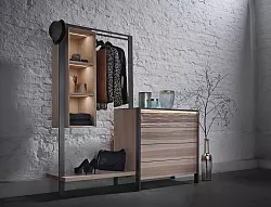 Aufgeräumt und dennoch alles griffbereit - eine Kombination aus Kleiderstange und Schubladen macht es möglich. - © Thielemeyer/DGM/dpa-tmn