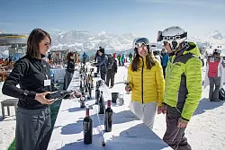 Verkostung mit Skihelm: Bei der «Wein Skisafari» geht es von Hütte zu Hütte. Dabei können bis zu 100 Weine probiert werden. - © Freddy Planinschek/Alta Badia/dpa-tmn