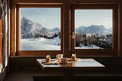 Gut frühstücken: Beim «SunRisa» kann man die erste Mahlzeit des Tages sogar auf mehrere Hütten verteilen. - © Alex Moling/Alta Badia/dpa-tmn