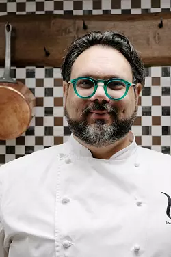 Küchenchef des Restaurants «La Stüa de Michil» im Hotel «La Perla»: Simone Cantafio. - © Florian Sanktjohanser/dpa-tmn