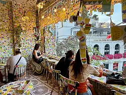 Im «The Note Coffee» mitten in der Altstadt von Hanoi können sich Gäste mit Post-its verewigen. - © Carola Frentzen/dpa-tmn