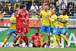 Braunschweigs Paul Jaeckel (M) jubelt nach seinem Tor zum 1:0. - © Swen Pförtner/dpa