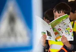 In vielen Kitas bekommen die Bald-Erstklässler die Broschüre «Sicher zur Schule» der Deutschen Verkehrswacht. - © Andreas Arnold/dpa/dpa-tmn