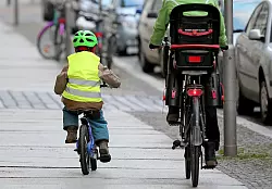 Fahrradfahren geht schneller als laufen - aber stellt andere Anforderungen. Also lieber nicht direkt allein mit dem Rad zur Schule rät die Expertin. - © Jan Woitas/dpa/dpa-tmn