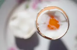 Die Deutschen Gesellschaft für Ernährung empfiehlt ein Ei pro Woche, zum Beispiel als Frühstücksei. (Archivbild) - © Robert Michael/dpa