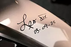 Der neue Papst hinterließ auf dem Motorrad seine Signatur. (Archivbild) - © Felix Hörhager/dpa