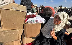 Palästinenser mit Hilfsgütern. - © Ahmed Ibrahim/APA Images via ZUMA Press Wire/dpa