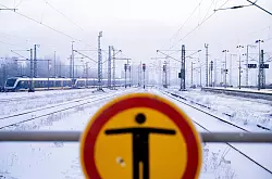 Das Winterwetter hat den Bahnverkehr schwer getroffen. - &copy; Hauke-Christian Dittrich/dpa