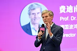 Auto-Experte Ferdinand Dudenhöffer (Archivbild) - © Johannes Neudecker/dpa