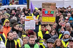 Beschäftige im öffentlichen Dienst demonstrieren für mehr Geld und bessere Arbeitsbedingungen - etwa in den Kitas. - © Benjamin Westhoff/dpa