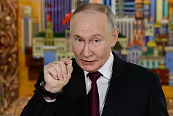 Kremlchef Putin kritisiert die Vorbedingungen der Europäer für einen Frieden. - © Sergei Ilnitsky/EPA Pool via AP/dpa