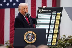 Die Z&ouml;lle von US-Pr&auml;sident Donald Trump belasten die Exporteure. (Archivbild) - &copy; Mark Schiefelbein/AP/dpa