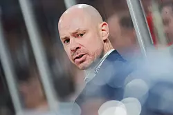 Trainer Steven Reinprecht muss mit seinem Team wohl in die zweite Liga. - © Rolf Vennenbernd/dpa