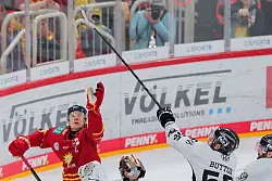 Da kann die DEG sich noch so strecken: Der Sieg gegen Wolfsburg reichte nicht. - © Rolf Vennenbernd/dpa