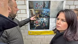 Der Gouverneur der Oblast Tschernihiw, Wjatscheslaw Tschaus, zeigt Baerbock Informationen &uuml;ber das zerst&ouml;rte Jugendzentrum der Stadt Tschernihiw. - &copy; J&ouml;rg Blank/dpa