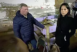 Baerbock zeigte sich bei ihrem Besuch in Jahidne ersch&uuml;ttert. - &copy; J&ouml;rg Blank/dpa