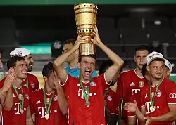 Thomas Müller und der DFB-Pokal. - © Alexander Hassenstein/Getty Images Europe/Pool/dpa