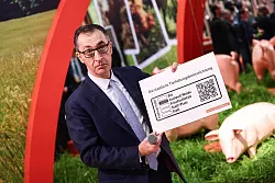 Das staatliche Tierhaltungs-Logo von Minister Cem Özdemir soll im Sommer in die Läden kommen. - © Hannes Albert/dpa