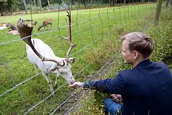 Hendrik Streeck ahnt, dass ihn in der Bundespolitik nicht alle mit offenen Armen empfangen werden. - &copy; Thomas Banneyer/dpa