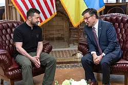 Immer auf der Suche nach Unterst&uuml;tzung: Der Sprecher des US-Repr&auml;sentantenhauses, Mike Johnson (r) trifft sich mit dem ukrainischen Pr&auml;sidenten Wolodymyr Selenskyj im Kapitol. - &copy; Jose Luis Magana/FR159526 AP/AP