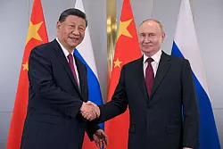 Aus Sicht der Nato eine gef&auml;hrliche Freundschaft: Wladimir Putin (r) und Xi Jinping, Pr&auml;sident von China. (Archivbild) - &copy; Sergey Guneyev/Pool Sputnik Kremlin/AP/dpa