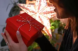 Ich weiß, was ich will: ein Geschenk für mich selbst. - © Elisa Schu/dpa