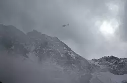 Ein Hubschrauber der Bergwacht auf dem Weg nach oben. - &copy; Karl-Josef Hildenbrand/dpa