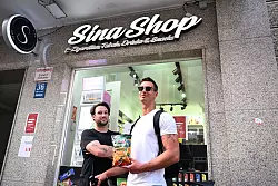 Anwohner wie Stefan M&ouml;dl (r) w&uuml;nschen sich mehr Verst&auml;ndnis f&uuml;r die Feiernden im lebendigen Uni-Viertel und sprechen von Klientelpolitik f&uuml;r Alteingesessene. - &copy; Felix H&ouml;rhager/dpa