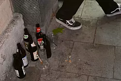 Der Grund: Anwohner hatten sich &uuml;ber L&auml;rm und M&uuml;ll durch feiernde junge Menschen beschwert. - &copy; Felix H&ouml;rhager/dpa