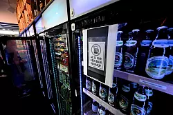 Bierflaschen d&uuml;rfen in den Kiosken ab 22.00 Uhr nicht mehr abgegeben werden. - &copy; Felix H&ouml;rhager/dpa