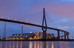 In der N&auml;he der Br&uuml;cke sind zwei Wasserfahrzeuge zusammengesto&szlig;en. (Archivbild) - &copy; Daniel Bockwoldt/dpa