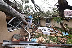 Schon die ersten Ausläufer des Zyklons richteten Schäden an. - © Dave Hunt/AAP/dpa
