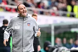 Heidenheims Trainer Frank Schmidt erkämpfte sich mit seinem Team die ersten Punkte der Saison für das Ziel Klassenverbleib. - © Harry Langer/dpa
