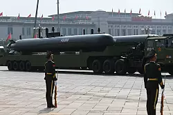 Ein neues Drohnen-U-Boot hat bei der Parade für Aufsehen gesorgt. - © Johannes Neudecker/dpa