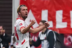 Leipzigs Kapitän Kevin Kampl feiert den zweiten RB-Treffer. - © Jan Woitas/dpa