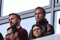 Harry Kane (r.) schaute wegen einer Sperre von der Tribüne aus zu. - © Jan Woitas/dpa