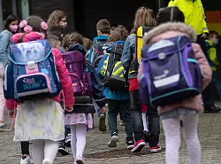 Ab der ersten Klassen beginnt mit dem Schuljahr 2026/27 ein Rechtsanspruch auf eine Ganztagsbetreuung. (Archivbild) - &copy; Bernd Thissen/dpa