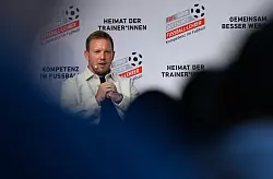 Bundestrainer Julian Nagelsmann erklärt seine Vorstellung für die künftige DFB-Auswahl. - © Hendrik Schmidt/dpa