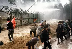 W&auml;hrend einer Demonstration gegen die Wiederaufbereitungsanlage Wackersdorf kommt es am Bauzaun zu Auseinandersetzungen zwischen der Polizei und den Demonstranten. - &copy; Istvan Bajzat/dpa