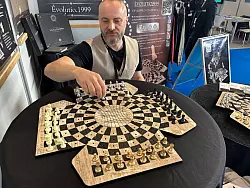 Bewegliche Spielfelder und 4 Gegner: Schachspiel der Superlative. - &copy; Christiane Oelrich/dpa