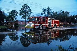 Ein Fahrzeug der Feuerwehr f&auml;hrt durch St. Petersburg in Florida. - &copy; Uncredited/Tampa Bay Times/AP/dpa