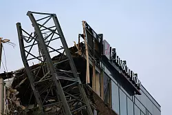 Ein Baukran ist wegen des Hurrikans &laquo;Milton&raquo; auf ein B&uuml;rogeb&auml;ude gest&uuml;rzt. - &copy; Uncredited/Tampa Bay Times/AP/dpa