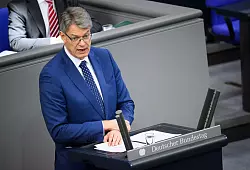 Der Verkehrsminister will mehr Geld. - &copy; Bernd von Jutrczenka/dpa