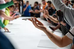 Das d&uuml;nne Geh&auml;use soll mit einer zus&auml;tzlichen Schutzschicht noch widerstandsf&auml;higer gegen &auml;u&szlig;ere Einfl&uuml;sse sein. - &copy; Andrej Sokolow/dpa