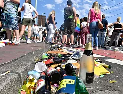 In Köln liegen leere Pfandflaschen am Straßenrand. (Archivbild) - © Roberto Pfeil/dpa