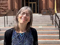 Die Amerikanerin Dawn freut sich darüber, dass der neue Papst aus den USA stammt - und hätte deshalb fast gesungen. - © Luzia Geier/dpa