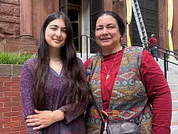 Teresa (r) ist gerade zu Besuch in Washington, wo ihre Tochter Elektra studiert. - © Luzia Geier/dpa