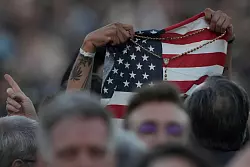 US-Präsident Donald Trump frohlockt. - © Andrew Medichini/AP/dpa