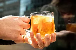 Wer es mag, schüttet sich in seinen Cold Brew nicht nur Eiswürfel, sondern auch einen Schuss Milch. - © Christin Klose/dpa-tmn