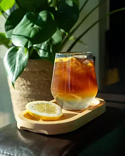 Aus Cold Brew Kaffee lassen sich auch Cocktails mixen, etwa zusammen mit Tonic mit Zitrone. - © Coffee Circle/dpa-tmn